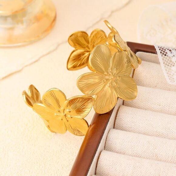 Gold Floral Bracelet - Picture 5 of 8